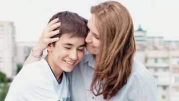 16 Yaşında Trans Olduğunu Açıklayan Oğlunu Biyolojik Gerçekliğe Çekmeye Çalışan Annenin Mücadelesi