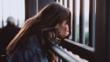 Ailesi ve Okulunun Teşviki ile Cinsiyet Değiştiren 13 Yaşındaki Kız İntihar Etti