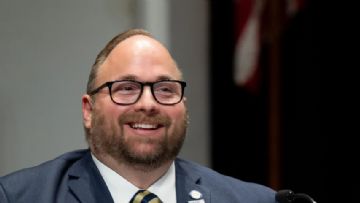 Amerika'da Bir Okulun Yönetim Kurulu Başkanı Kutsal Kitap Yerine LGBT Kitaplarının Üzerine Yemin Etti