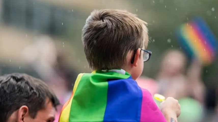 Bir Babanın, Oğlunu Cinsiyet İdeolojisinden Kurtarmak için Verdiği Hukuk Mücadelesi