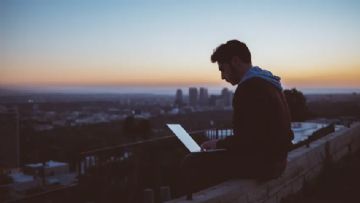 Dijital Çağ ve Uyumsuz Gençleri Etkisi Altına Alan Transseksüel Fenomeni