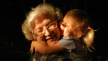 Hem Alzheimer Annesinin Hem de Trans Kızının Nöbetini Tutan Kadının Çaresizliği