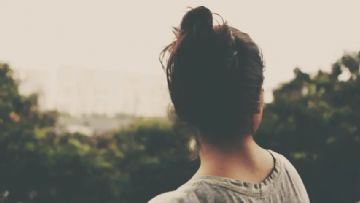 On Yedi Yaşındaki Genç Kız Önce Transseksüel Olması için Teşvik Edildi, Sonra Evden Atıldı