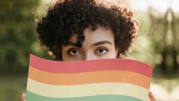 Trans Olduğunu Söyleyen Çocukların Annelerini Destekleyici Olmamakla Suçlamadan Önce Bir Daha Düşünün