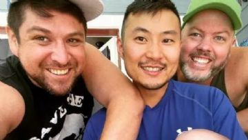 Üç Eşcinsel Erkek, Taşıyıcı Annelik Yoluyla Çocuk Sahibi Olduktan Sonra Üç Ebeveynli Doğum Belgesi İstiyor