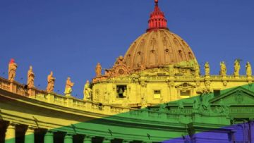 Vatikan transseksüellerin vaftiz edilebileceği yönünde bir belge yayınladı