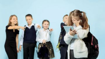 Zorbalığa Uğrayan Çocuklar Sosyal Medyanın Renkli Transseksüel Dünyasına Meylediyor